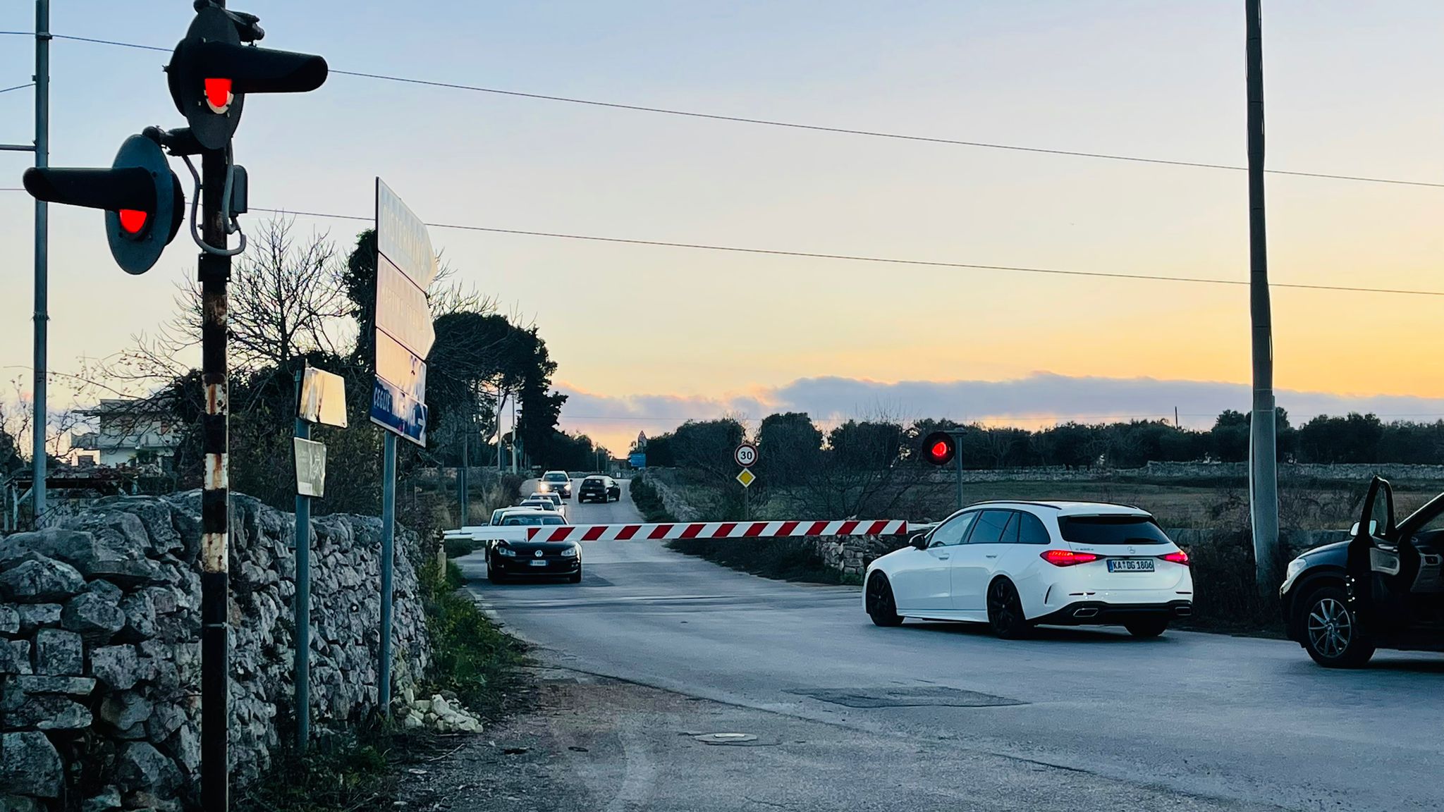 Passaggio a livello è rimasto chiuso